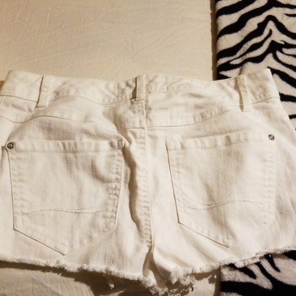 White shorts - Picture 2 of 2